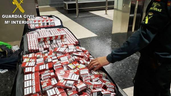 La Guàrdia Civil confisca 2202 paquets de tabac ocults en maletes procedents d'Ucraïna en l'aeroport de Manises La Guàrdia Civil confisca 2202 paquets de tabac ocults en maletes procedents d'Ucraïna en l'aeroport de Manises