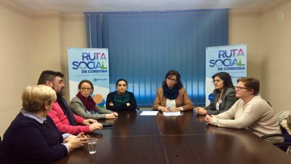 Las dirigentes del PP (centro) con las responsables de UGT (izda.) y CCOO (dcha. Las dirigentes del PP (centro) con las responsables de UGT (izda.) y CCOO (dcha.