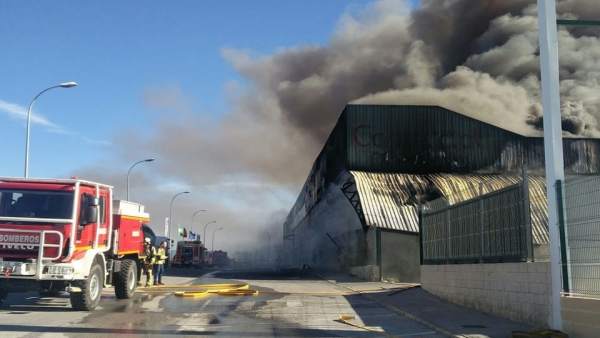 Bomberos en un incendio en naves industriales Bomberos en un incendio en naves industriales