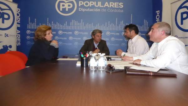 Lorite (centro) con María Jesús Botella (izda.) y representantes de AUGC (dcha.) Lorite (centro) con María Jesús Botella (izda.) y representantes de AUGC (dcha.)
