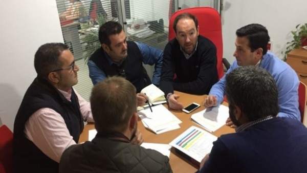 Dirigentes del PSOE con alcaldes de las ELAs de Huelva. Dirigentes del PSOE con alcaldes de las ELAs de Huelva.