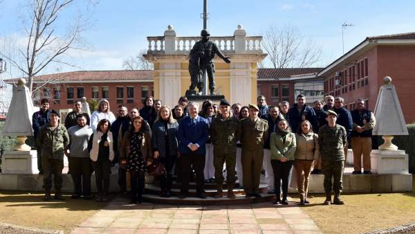 Alumnos y autoridades en la base de Cerro Muriano Alumnos y autoridades en la base de Cerro Muriano