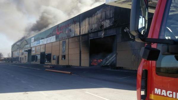 Bomberos actúan en incendio en el polígono industrial Bomberos actúan en incendio en el polígono industrial