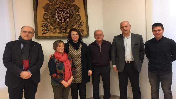 Ainhoa Aznárez, con miembros de Euskaltzaindia. Ainhoa Aznárez, con miembros de Euskaltzaindia.