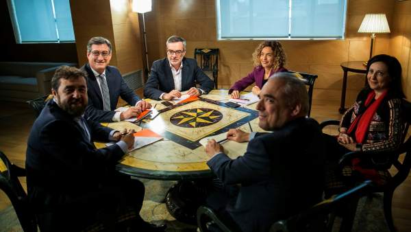 Las delegaciones de PSOE y Cs, reunidas este miércoles en el Congreso de los Diputados. Las delegaciones de PSOE y Cs, reunidas este miércoles en el Congreso de los Diputados.