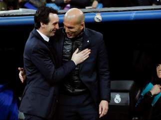 Zidane y Emery se saludan antes del comienzo del partido.