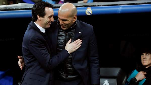 Zidane y Emery se saludan antes del comienzo del partido. Zidane y Emery se saludan antes del comienzo del partido.