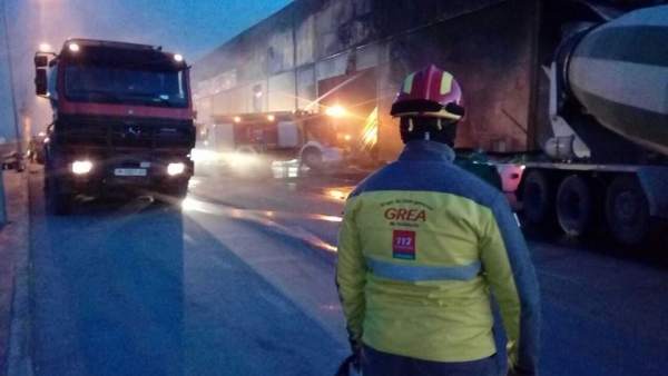 Efectivos del GREA y Bomberos trabajan en fuego del polígono industrial Efectivos del GREA y Bomberos trabajan en fuego del polígono industrial
