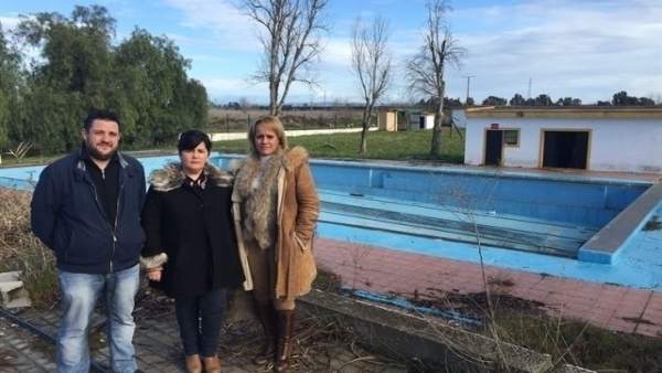 La alcaldesa de Santiponce, a la derecha de la imagen La alcaldesa de Santiponce, a la derecha de la imagen