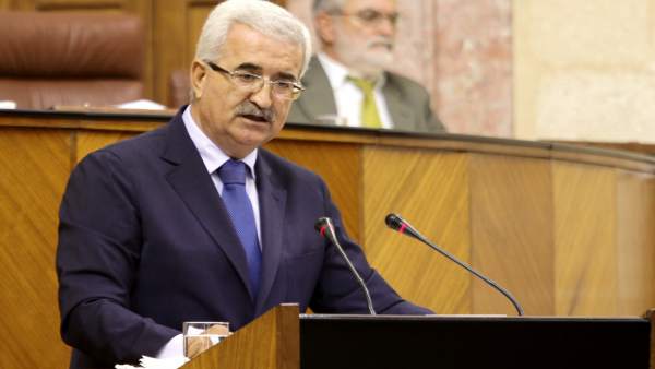 El consejero de Presidencia, Manuel Jiménez Barrios, en el Pleno El consejero de Presidencia, Manuel Jiménez Barrios, en el Pleno