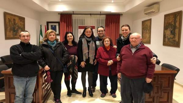 Vioque (centro) con vecinos beneficiarios de las ayudas Vioque (centro) con vecinos beneficiarios de las ayudas