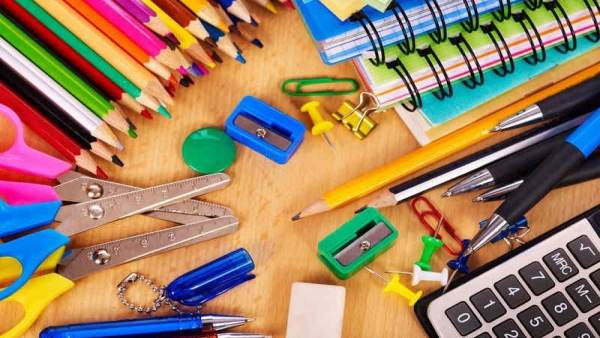 Material escolar, lápices, pinturas, calculadora, tijeras, sacapuntas, cuadernos Material escolar, lápices, pinturas, calculadora, tijeras, sacapuntas, cuadernos