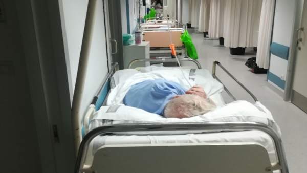 Foto de pacientes en el pasillo en el Hospital Clínico de València Foto de pacientes en el pasillo en el Hospital Clínico de València