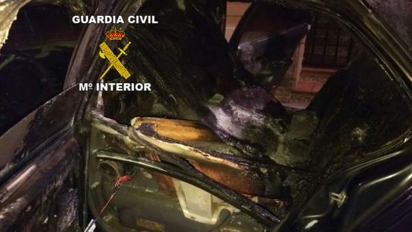 Estado en el que quedó el vehículo incendiado Estado en el que quedó el vehículo incendiado