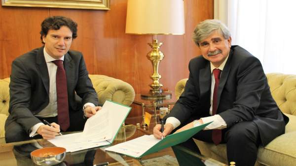 Firma del acuerdo entre la ULE y San Juan de Dios Firma del acuerdo entre la ULE y San Juan de Dios