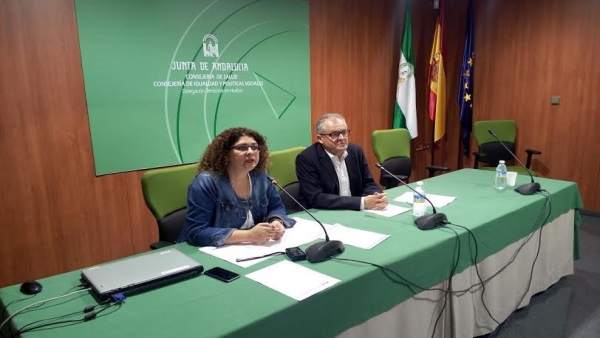 El delegado de Salud en Huelva, Rafael López, y coordinadora de IAM, Eva Salazar El delegado de Salud en Huelva, Rafael López, y coordinadora de IAM, Eva Salazar
