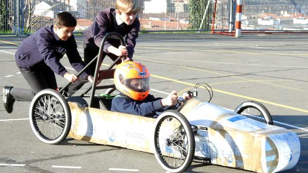 Carrera de coches eléctricos construidos por niños Carrera de coches eléctricos construidos por niños