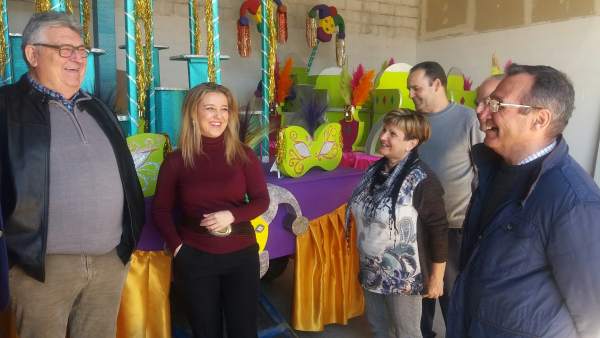 Alcaldesa de Alcalá de Guadaíra con la Asociación de Carnaval Alcaldesa de Alcalá de Guadaíra con la Asociación de Carnaval