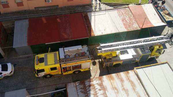 Bomberos en incendio en Algeciras Bomberos en incendio en Algeciras