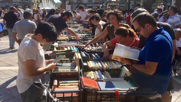 Mercadillo de libros a beneficio de las personas refugiadas en Huelva. Mercadillo de libros a beneficio de las personas refugiadas en Huelva.