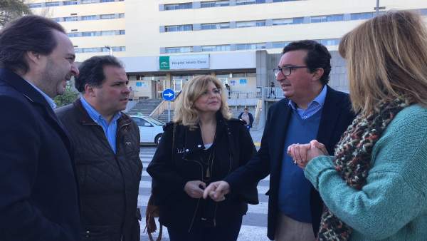 Dirigentes del PP, a las puertas del hospital Infanta Elena. Dirigentes del PP, a las puertas del hospital Infanta Elena.