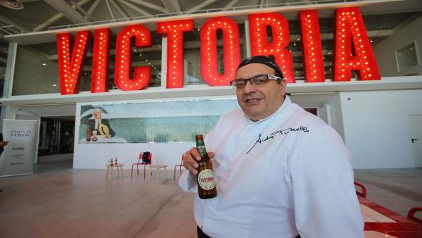 El chef Andrea Tumbarello en la fábrica de Cervezas Victoria El chef Andrea Tumbarello en la fábrica de Cervezas Victoria