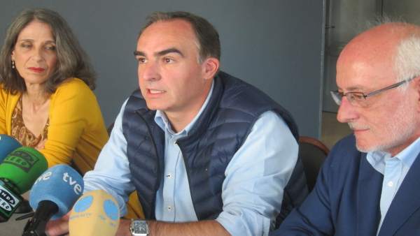 Iliana Casanueva, Javier Puente y Benigno Blanco presentan 'Avanza' en Cantabria Iliana Casanueva, Javier Puente y Benigno Blanco presentan 'Avanza' en Cantabria