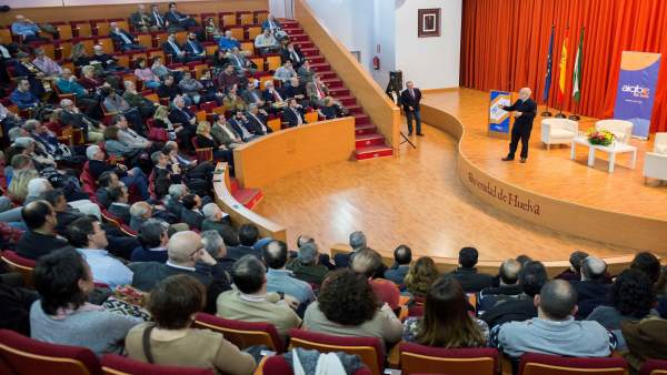 Ponencia del científico Manuel Toharia, en la UHU. Ponencia del científico Manuel Toharia, en la UHU.