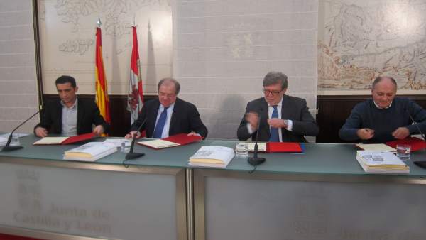 Valladolid.- Un Momento De La Firma De Los Nueve Acuerdos Valladolid.- Un Momento De La Firma De Los Nueve Acuerdos