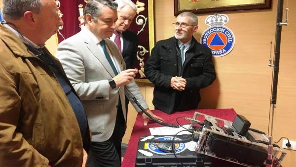 Antonio Sanz entrega diplomas a los radioaficionados de Remer Antonio Sanz entrega diplomas a los radioaficionados de Remer