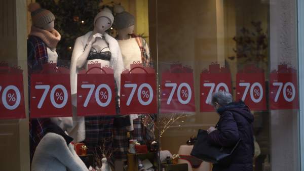 Els valencians gasten una mitjana de 224€ en les rebaixes, un 12% menys que l'any anterior Els valencians gasten una mitjana de 224€ en les rebaixes, un 12% menys que l'any anterior
