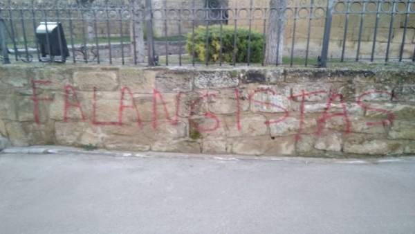 Pintadas realizadas en el muro de la iglesia de Ardisa. Pintadas realizadas en el muro de la iglesia de Ardisa.