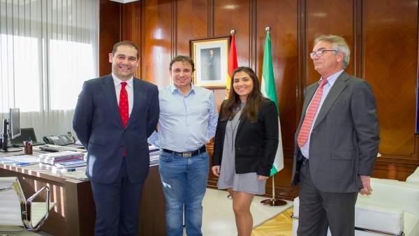 José Luis Ramos recibe a los representantes de Policedencias España SL. José Luis Ramos recibe a los representantes de Policedencias España SL.