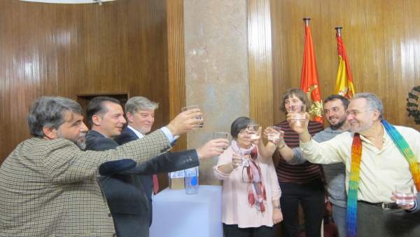 El acalde brindando con agua tras presentar estas dos campañas El acalde brindando con agua tras presentar estas dos campañas