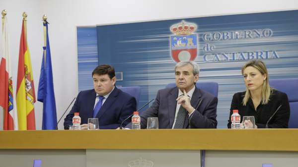 El consejero en la rueda de prensa El consejero en la rueda de prensa