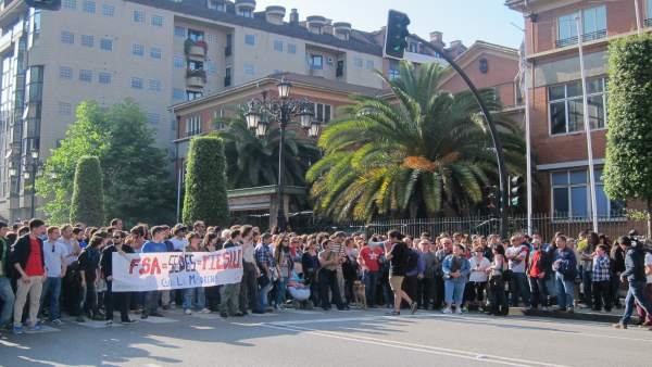 Manifestación frente a La Madreña Manifestación frente a La Madreña