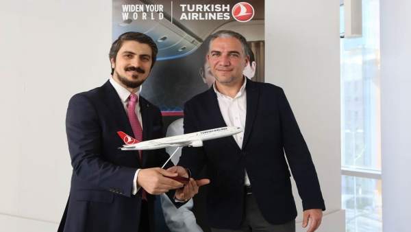 Elías Bendodo con Mehmet Akalin Turkish Airlines málaga vuelos aérea compañía Elías Bendodo con Mehmet Akalin Turkish Airlines málaga vuelos aérea compañía
