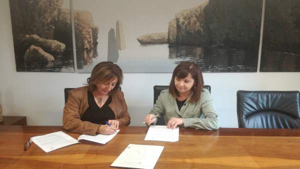 Firma convenio Fanny Tur y Manacor Firma convenio Fanny Tur y Manacor
