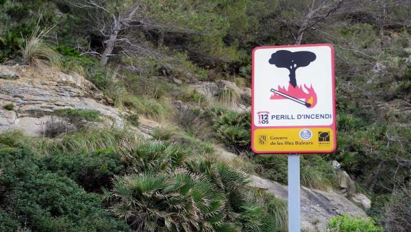 Cartel alertando de peligro de incendio forestal Cartel alertando de peligro de incendio forestal