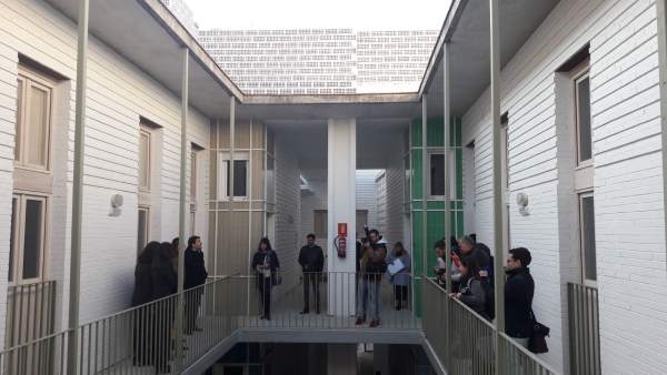 Los adjudicatarios (izda.) ante sus nuevas viviendas Los adjudicatarios (izda.) ante sus nuevas viviendas