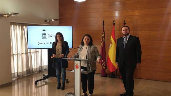 La edil Lola Sánchez junto a Rebeca Pérez y José Guillén La edil Lola Sánchez junto a Rebeca Pérez y José Guillén