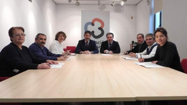 Cañadilla (al fondo, izda.) en la firma con las seis asociaciones) Cañadilla (al fondo, izda.) en la firma con las seis asociaciones)