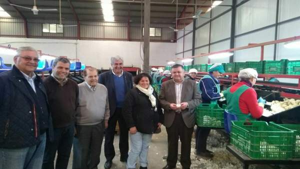 Zurera (dcha.) visita una de las empresas Zurera (dcha.) visita una de las empresas