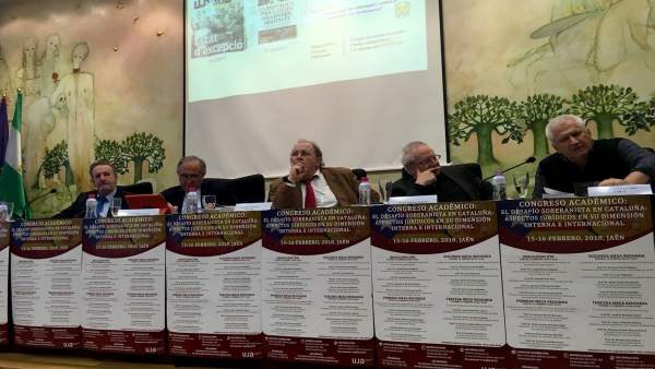 Mesa redonda en el congreso sobre el conflicto catalán. Mesa redonda en el congreso sobre el conflicto catalán.