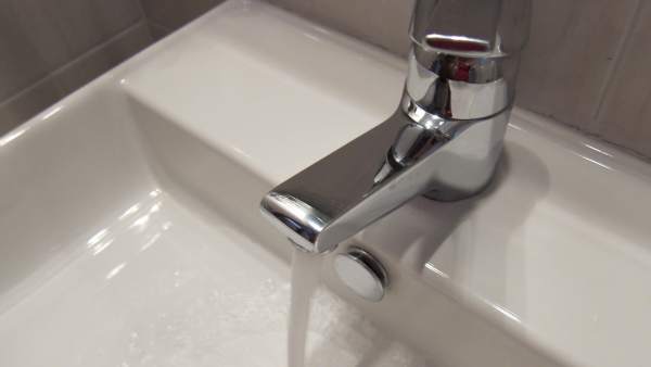 Un grifo de agua abierto. Un grifo de agua abierto.