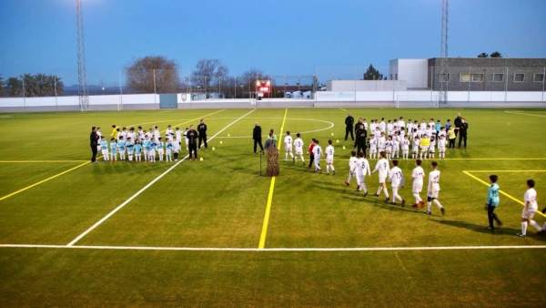 Equipos de fútbol en la inauguración del campo de césped artificial Equipos de fútbol en la inauguración del campo de césped artificial