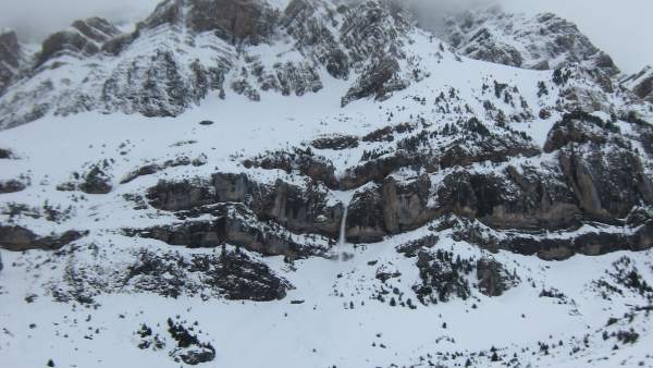 Alud en Peña Telera Pirineo oscense Alud en Peña Telera Pirineo oscense