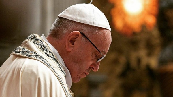 El Papa Francisco reza durante la celebración de la misa en el Vaticano El Papa Francisco reza durante la celebración de la misa en el Vaticano
