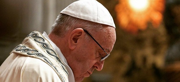 El Papa Francisco reza durante la celebración de la misa en el Vaticano
