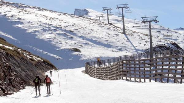 Esquiadores de montaña en Sierra Nevada Esquiadores de montaña en Sierra Nevada